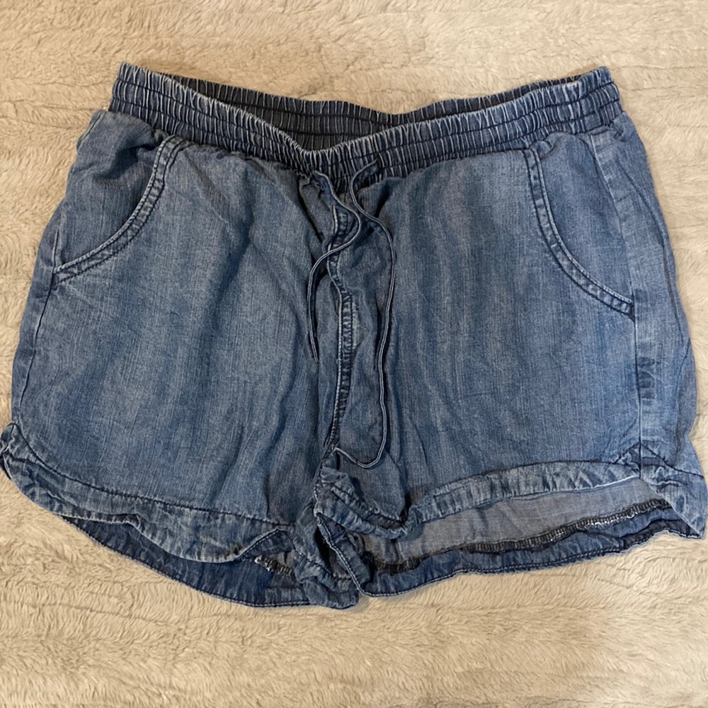 Women’s Universal Threads (small) shorts w/ pockets